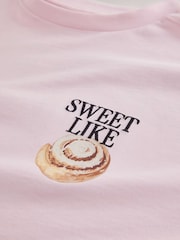 Pink Cinnamon Roll Graphic - تيشِرت واسع مريح بكُم يصل إلى الكوع وياقة بحافة مستديرة - صورة 9 من 9