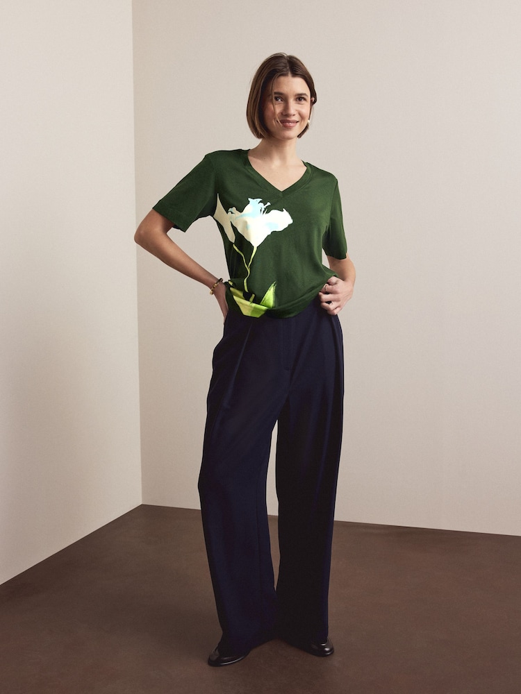 Zielony wzór kwiatowy - Luźna koszulka z bawełny i modalu z dekoltem w szpic - Obraz 2 z 7