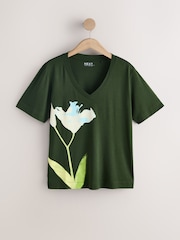 Zielony wzór kwiatowy - Luźna koszulka z bawełny i modalu z dekoltem w szpic - Obraz 5 z 7