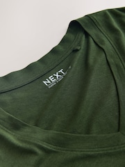 Zielony wzór kwiatowy - Luźna koszulka z bawełny i modalu z dekoltem w szpic - Obraz 6 z 7