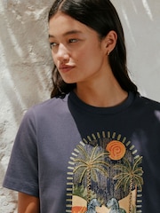 Ogļu pelēks izšūts grafiks - Smags īsroku T-krekls ar apaļu kakla izgriezumu - Attēls 5 no 8