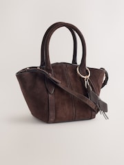 بني - Suede Flower Charm Cross-Body Bag - صورة 4 من 8