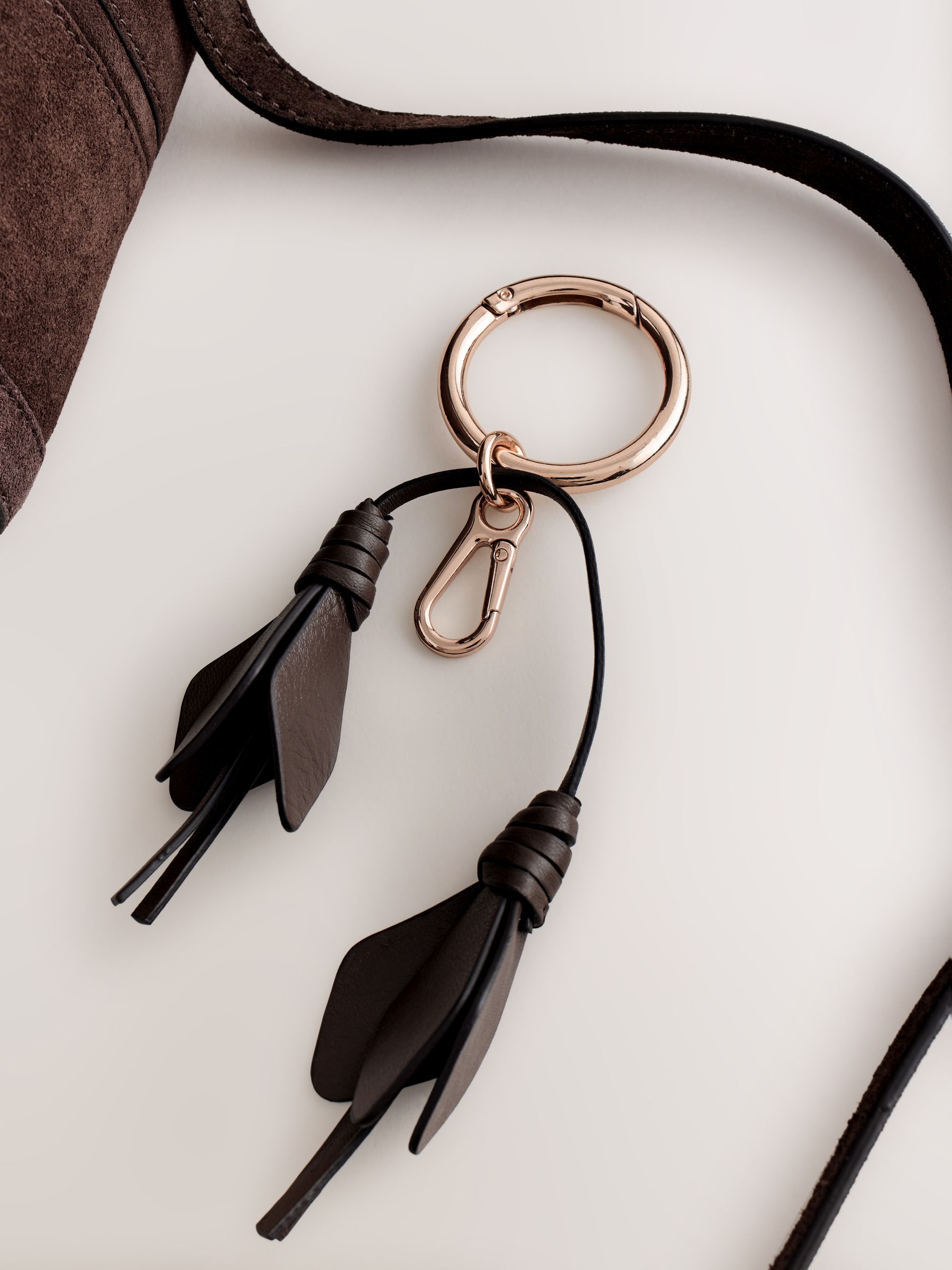 Acheter Marron chocolat - Sac à bandoulière en cuir avec breloque