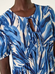 Azul - Vestido smock com estampa abstrata Roman Print e amarração frontal Tie - Imagem 5 de 5