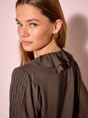 הדפס לב בצבע חום שוקולד - Ruffle Pintuck Long Sleeve Blouse - תמונה 5 מתוך 8