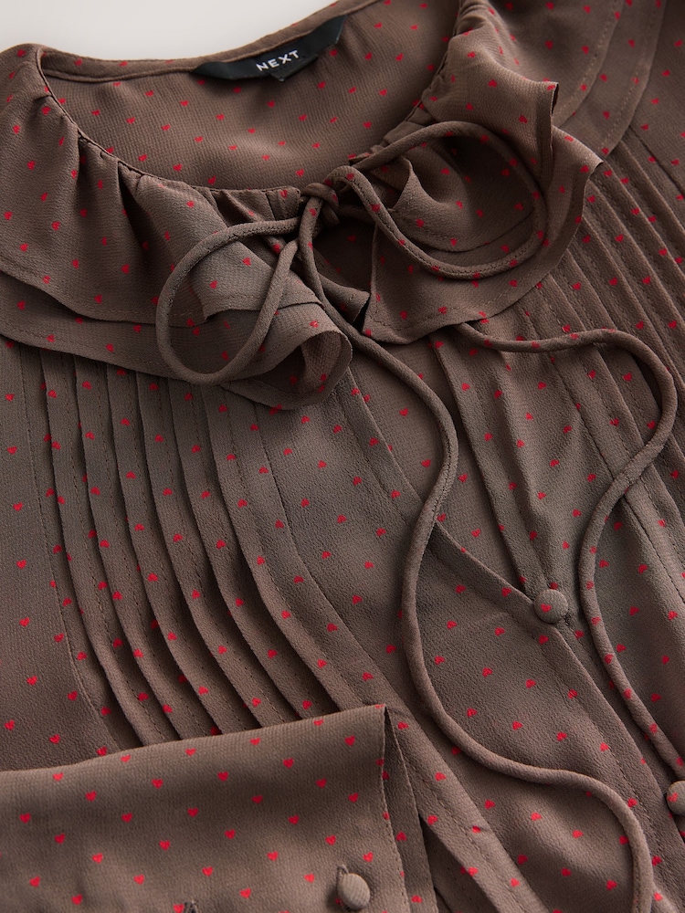 הדפס לב בצבע חום שוקולד - Ruffle Pintuck Long Sleeve Blouse - תמונה 8 מתוך 8 הדפס לב בצבע חום שוקולד - Ruffle Pintuck Long Sleeve Blouse - תמונה 8 מתוך 8