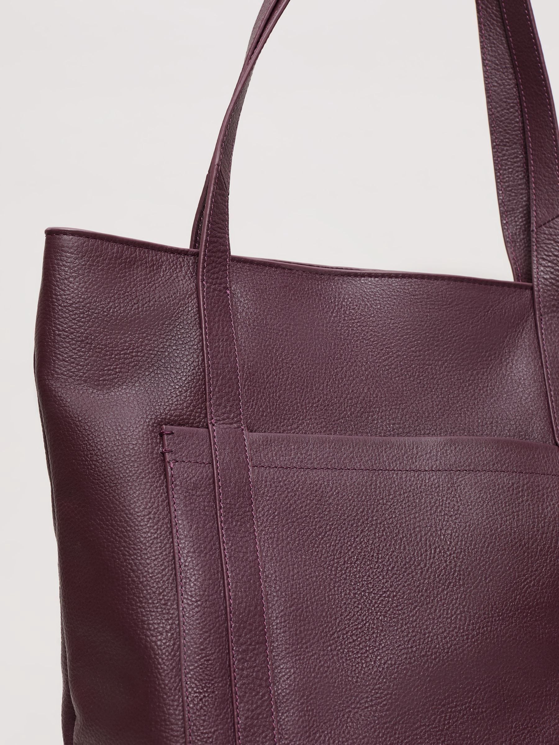 Les six “TAXED dyed leather bag”