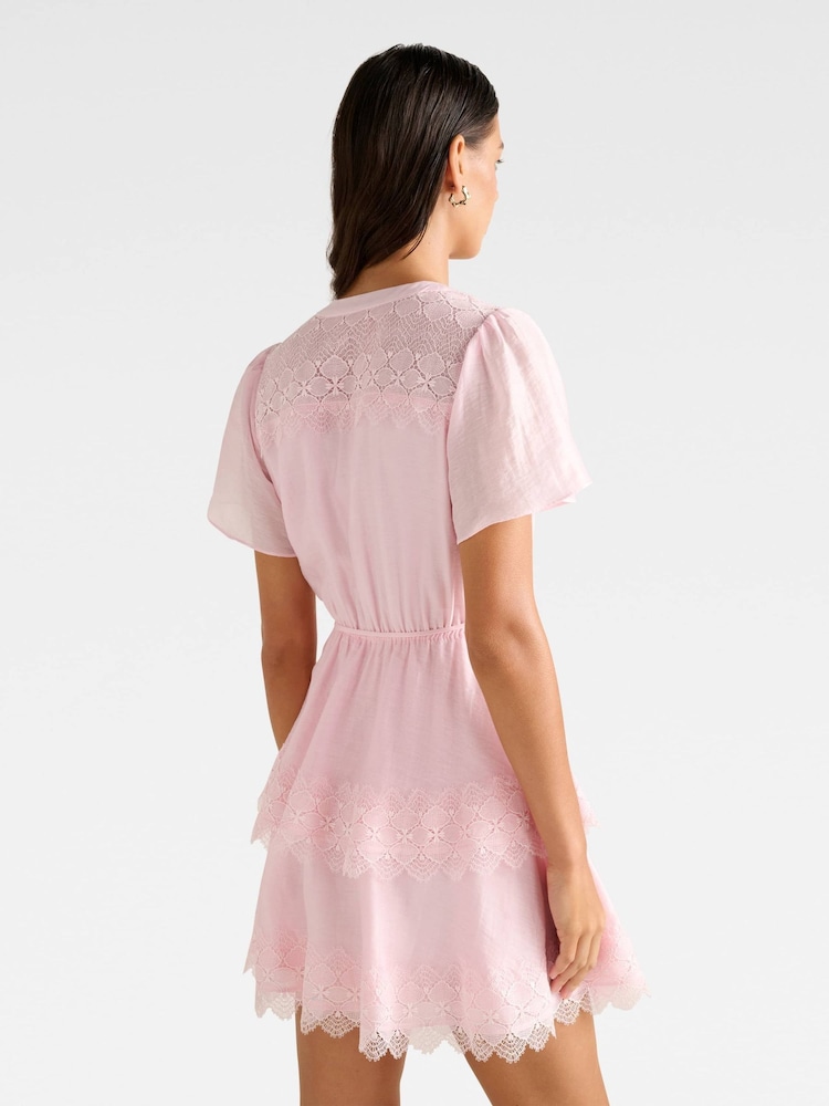 Vestido mini Emmy com acabamento em renda Forever New contém Linen - Imagem 2 de 4