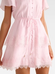 Vestido mini Emmy com acabamento em renda Forever New contém Linen - Imagem 3 de 4