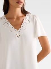 Blusa com detalhes bordados Luna Forever New - Imagem 3 de 5