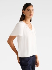 Blusa com detalhes bordados Luna Forever New - Imagem 5 de 5