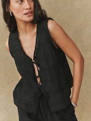 Nyeusi - Embroidered Palm Tree Sleeveless Top - Picha 4 kati ya 7