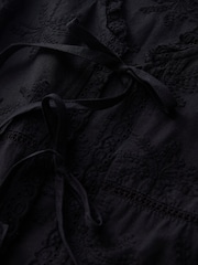 Nyeusi - Embroidered Palm Tree Sleeveless Top - Picha 7 kati ya 7