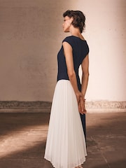 Mint Velvet Contrast Pleat Maxi Dress - Imagen 2 de 8