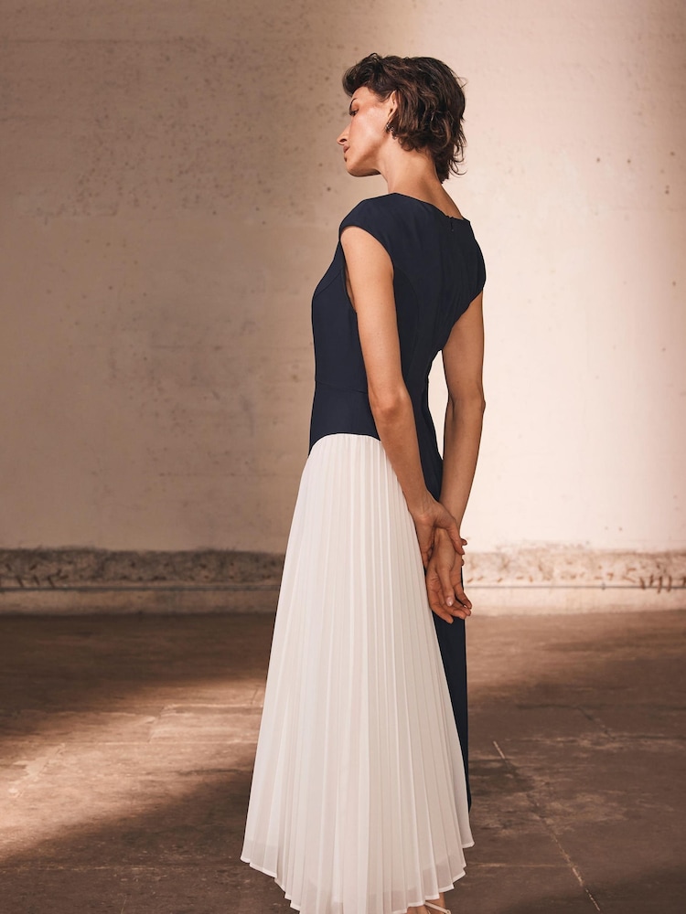 Mint Velvet Contrast Pleat Maxi Dress - Imagen 2 de 8
