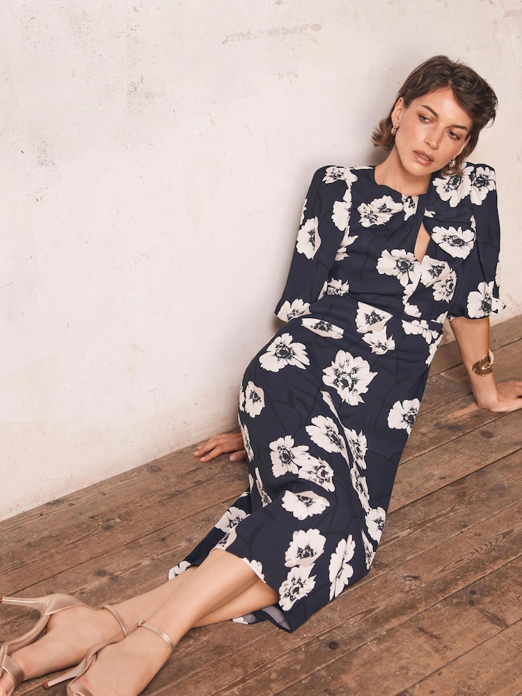 Vestido a media pierna con estampado de flores de Mint Velvet - Imagen 2 de 6