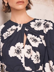 Vestido a media pierna con estampado de flores de Mint Velvet - Imagen 4 de 6