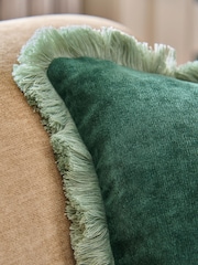 Weiches Velourskissen mit kontrastierenden Fransen - Bild 2 von 4