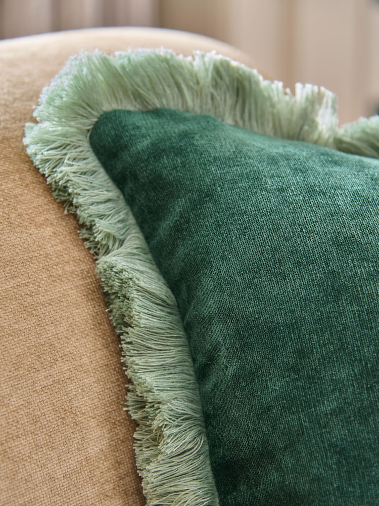 Weiches Velourskissen mit kontrastierenden Fransen - Bild 2 von 4