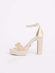 Lipsy Brud – Satinpärlprydda höga platåsandaler med blockklack - Bild 5 av 5