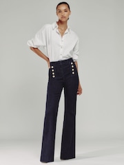 Jeans boca de sino Reiss Athena com detalhe de botão e cintura alta - Imagem 3 de 8