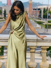 أخضر زيتوني - Friends Like These Satin Sleeveless Draped Hardware Midi Dress - صورة 3 من 5