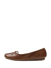 Braun - Clarks Freckle Ice Ballerinas aus Leder - Bild 4 von 7