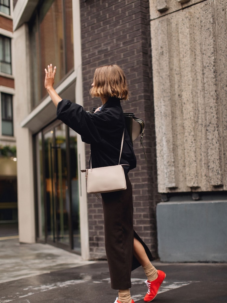 Radley Medium The Romilly Ziptop Cross-Body Brown Bag - Image 2 of 9 Radley Medium The Romilly Ziptop Cross-Body Brown Bag - Image 2 of 9
