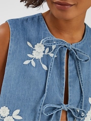 Colete jeans bordado com estampa floral Accessorize - Imagem 3 de 4
