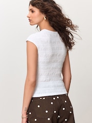 לבן - Short Sleeve Textured Crew Neck Top - תמונה 5 מתוך 9