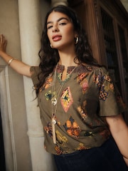 أخضر كاكي طبعة - بلوزة كُم قصير بياقة مدببة وحافة منتفخة مكشكشة - صورة 1 من 4