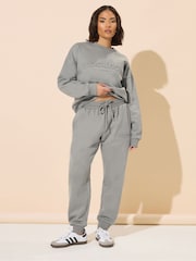 PixieGirl Petite Stockholm Embossed Joggers - Imagem 2 de 5