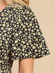 Vestido midi com decote em V e alças finas PixieGirl Petite Ditsy - Imagem 4 de 5