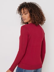 أحمر - كنزة أساسية بياقة حرف V من M&Co - صورة 2 من 5