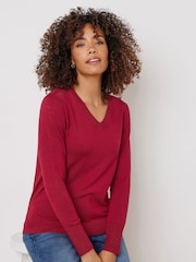 أحمر - كنزة أساسية بياقة حرف V من M&Co - صورة 3 من 5