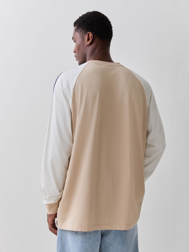 صخري - adidas Originals Britcore Long Sleeve Cali Sweatshirt - صورة 2 من 7