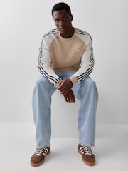 صخري - adidas Originals Britcore Long Sleeve Cali Sweatshirt - صورة 3 من 7