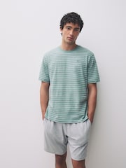 أخضر فاتح - طقم بيجامة مخططة بأكمام قصيرة - صورة 2 من 12