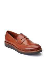 بني فاتح بني - حذاء سهل اللبس موديل Sid Penny من Base London - صورة 6 من 7