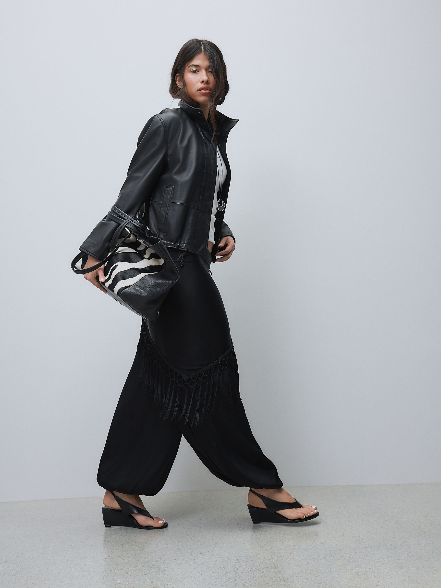 Buy Чорний - Клини Forever Comfort® Toepost Slingback танкетка з