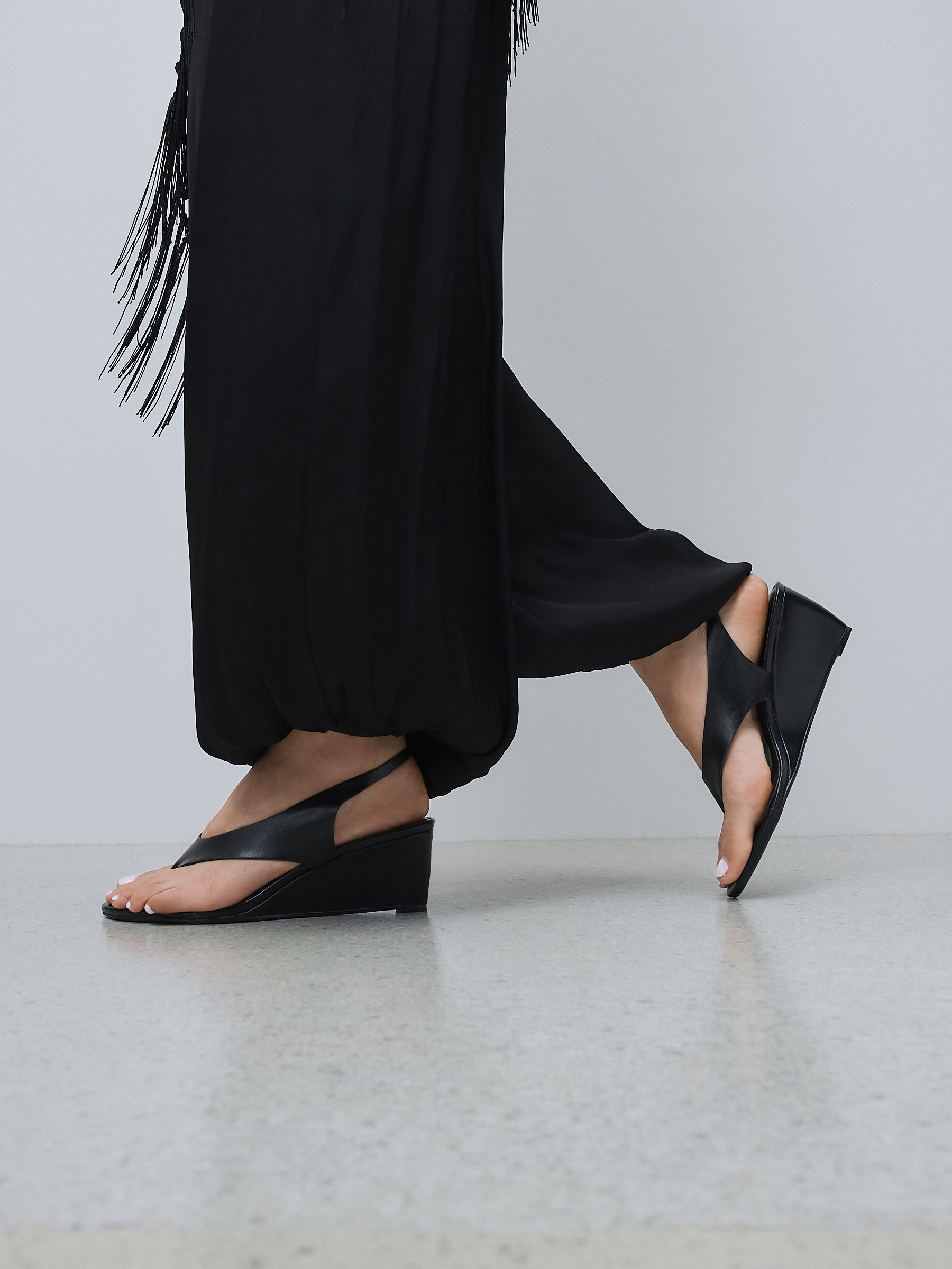 Buy Чорний - Клини Forever Comfort® Toepost Slingback танкетка з