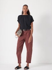 Hush Gathered Crew Neck Short Sleeve Top - Imagem 2 de 5