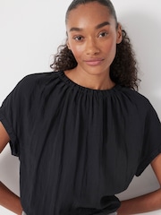 Hush Gathered Crew Neck Short Sleeve Top - Imagem 3 de 5