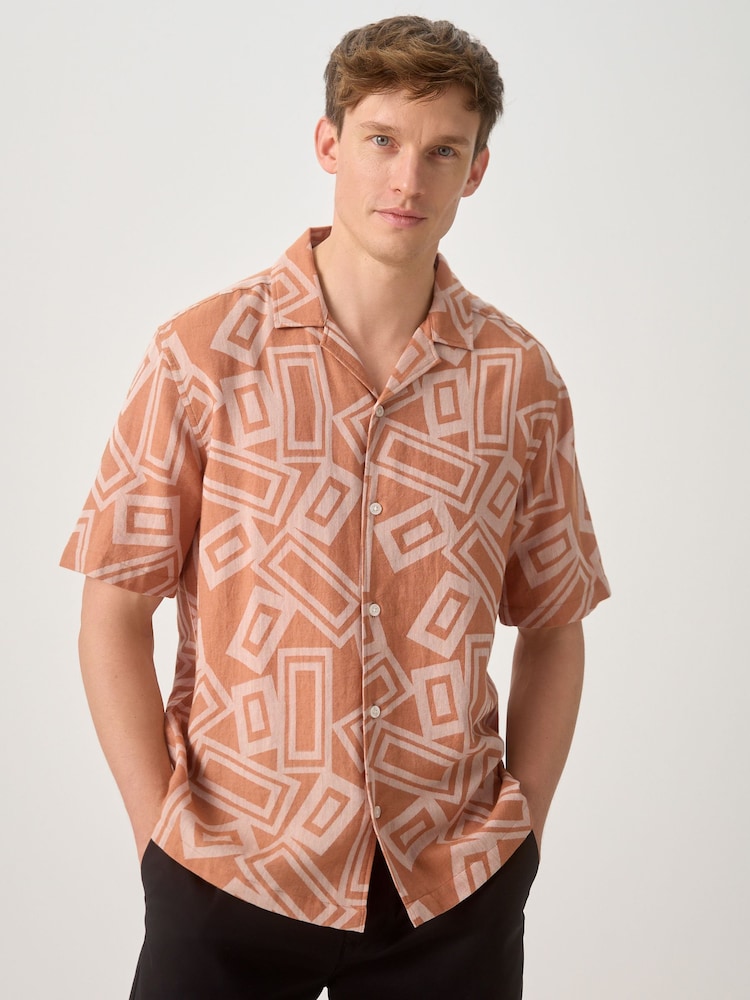 نقشة هندسية برتقالية - قميص مطبوع كم قصير - صورة 1 من 8 نقشة هندسية برتقالية - قميص مطبوع كم قصير - صورة 1 من 8