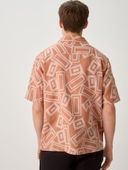 نقشة هندسية برتقالية - قميص مطبوع كم قصير - صورة 2 من 8