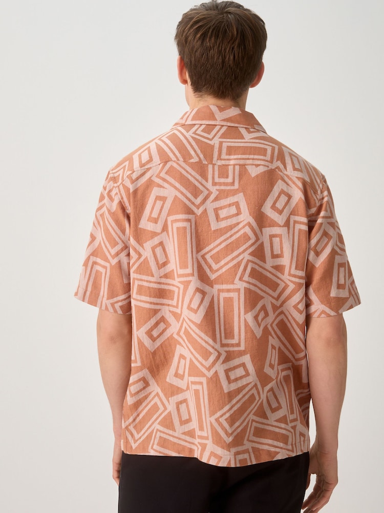 نقشة هندسية برتقالية - قميص مطبوع كم قصير - صورة 2 من 8 نقشة هندسية برتقالية - قميص مطبوع كم قصير - صورة 2 من 8