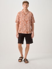 نقشة هندسية برتقالية - قميص مطبوع كم قصير - صورة 3 من 8