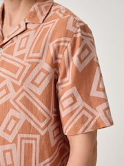 نقشة هندسية برتقالية - قميص مطبوع كم قصير - صورة 4 من 8