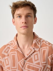 نقشة هندسية برتقالية - قميص مطبوع كم قصير - صورة 5 من 8