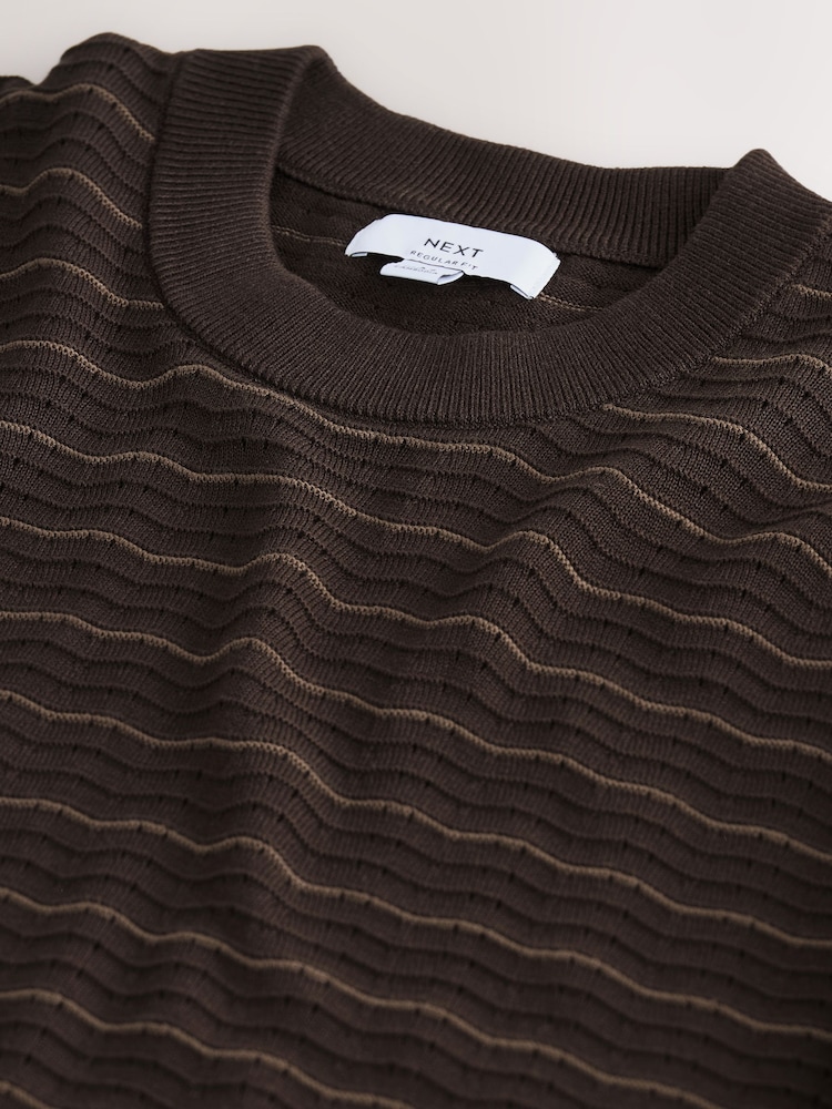 Braun - Normale Passform, Strukturiertes, wellengestricktes Kurzarm-T-Shirt - Bild 7 von 7